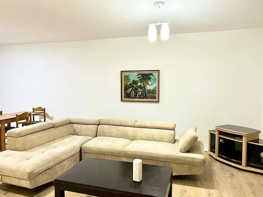 Family-Friendly 2-Br Apartment In Tirana 0*,